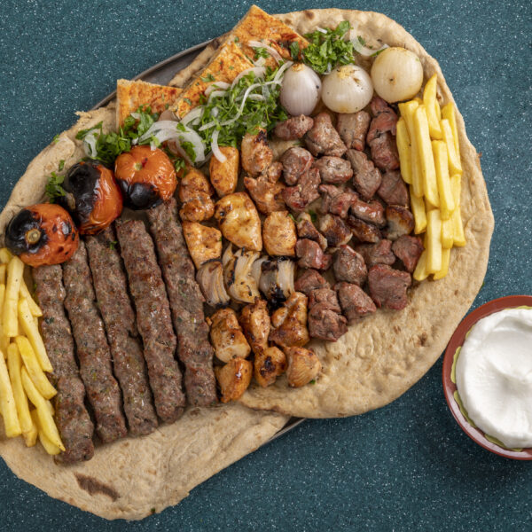 مشكل 3 اشخاص كباب وتكا وطاووق